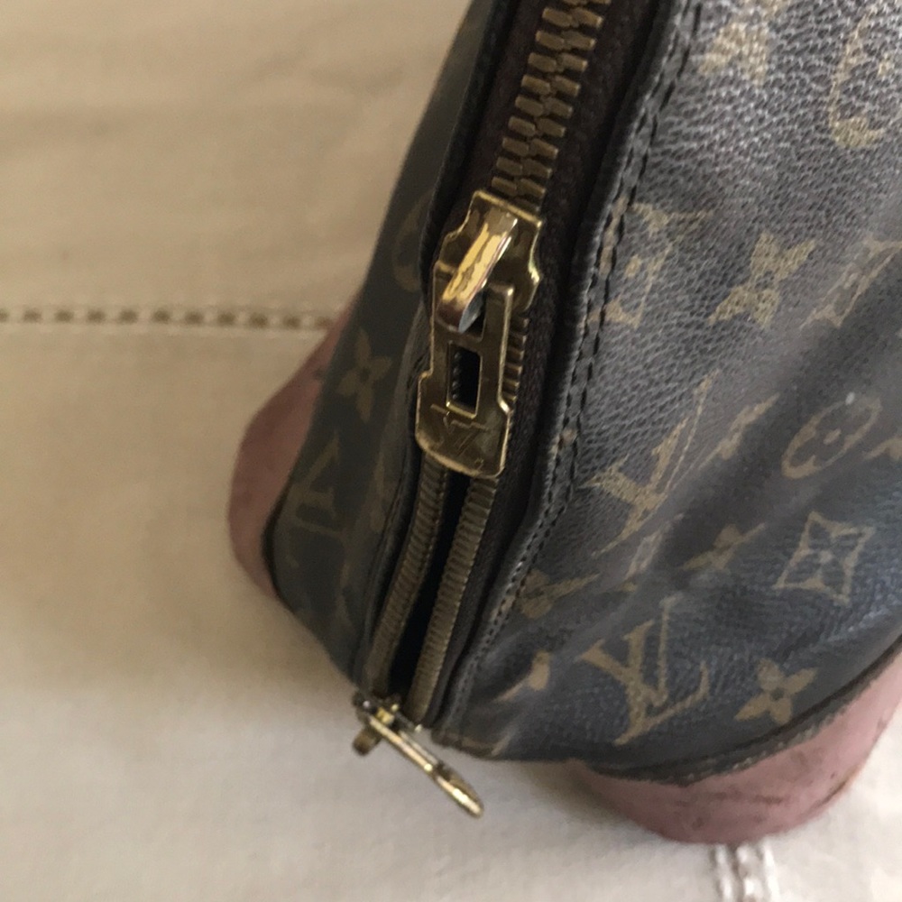 Louis Vuitton alma handbag - Picture 8 of 11
